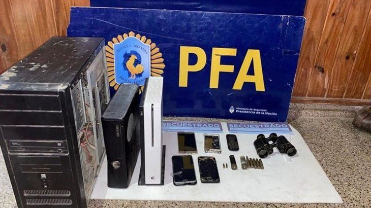 Objetos del joven secuestrados por la Policía Federal Argentina.