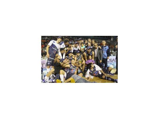 Peñarol festeja su segundo título de Interligas. (Gentileza: www.peñarolmardelplata.com).