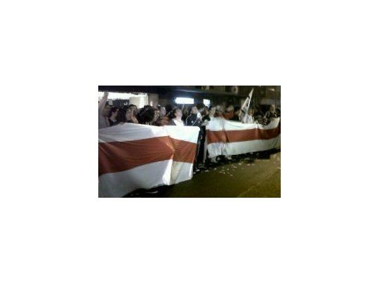Los hinchas protestan en la puerta de AFA. (Gentileza twitter @sebasrur)