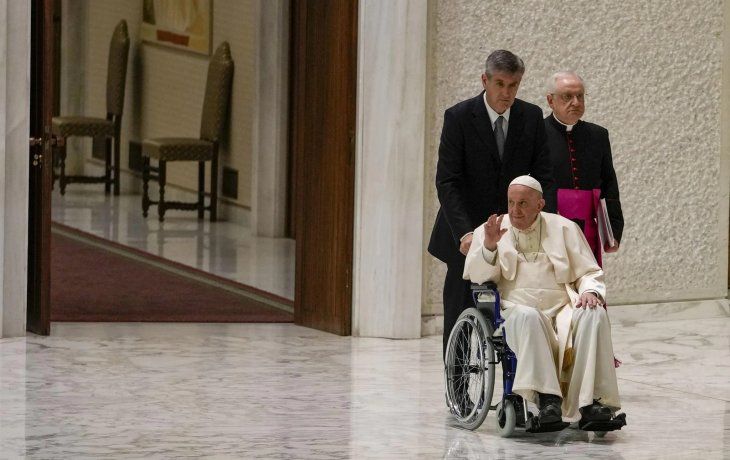 El papa Francisco debió usar una silla de ruedas.