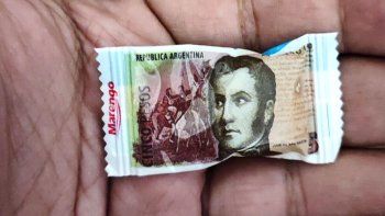 un dia iba a a pasar: crearon un caramelo con forma de billete de $5 para dar vuelto