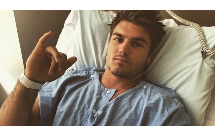 Crichton se quiere cortar parte de un dedo para volver a jugar.