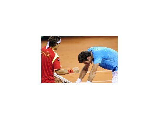 Ferrer y Del Potro, tras terminar el segundo punto de la serie.