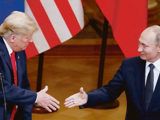 ENCUENTRO. Donald Trump y Vladímir Putin, durante la cumbre de Helsinki, celebrada en julio de 2018. La relación entre ambos siempre fue motivo de sospecha en Estados Unidos.