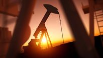 Kuwait reduce su producción petrolera y declara fuerza mayor.