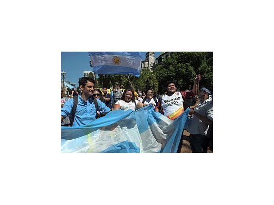 Bajo un sol tajante, una multitud recibió a Mauricio Macri desde la Plaza de Mayo.