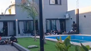 Personal policial ingresó a la quinta donde se llevaba a cabo una pool party.&nbsp;