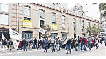 Los vendedores ambulantes que fueron desalojados la semana pasada por la Policía del barrio de Flores exigieron  una solución frentre a la Dirección de Espacio Público.