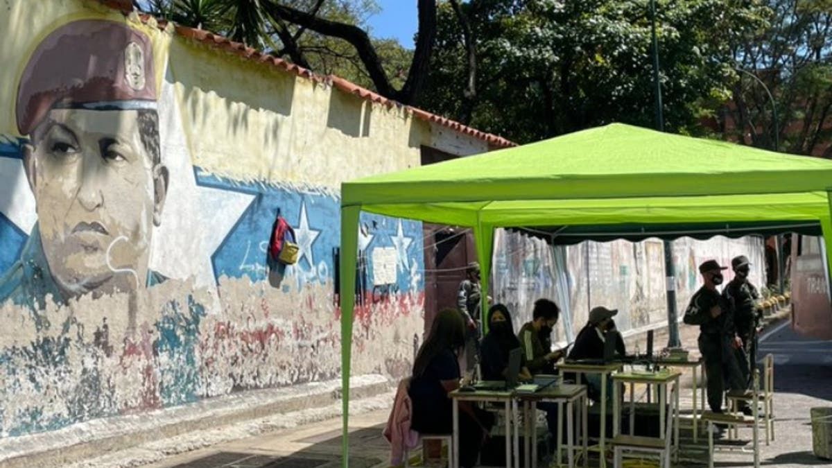 empty centers to sign for the recall of Maduro after the opposition boycott