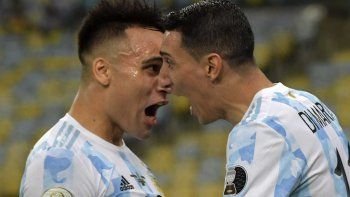 Martínez lo va a buscar a Di María para celebrar el gol del triunfo&nbsp;