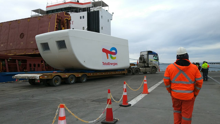 Hito en el extremo Sur con la llegada de aerogeneradores. Gracias a este desarrollo eólico, 22 millones de m3 adicionales de gas por año serán inyectados al mercado nacional. Hito en el extremo Sur con la llegada de aerogeneradores. Gracias a este desarrollo eólico, 22 millones de m3 adicionales de gas por año serán inyectados al mercado nacional.