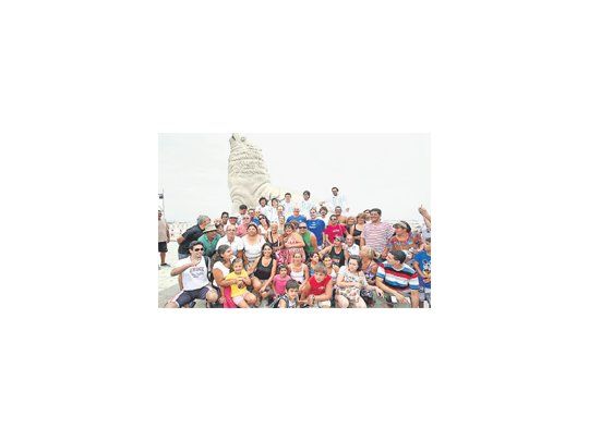 El equipo argentino de Copa Davis hizo una sesión de fotos en la tradicional Rambla marplatense, donde los jugadores posaron junto a uno de los lobos marinos y con la gente que paseaba por el lugar, que le dio apoyo para la serie.