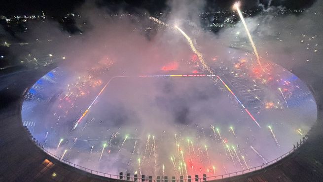 Histórico recibimiento a Racing previo a su paso a la final de la Copa Sudamericana.