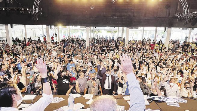 Empleados. La Asamblea General Ordinaria de afiliados del Sindicato de Empleados de Comercio terminó ayer con violencia y cruces entre un grupo minoritario y el resto de los delegados. Volvieron viejas peleas a escena.
