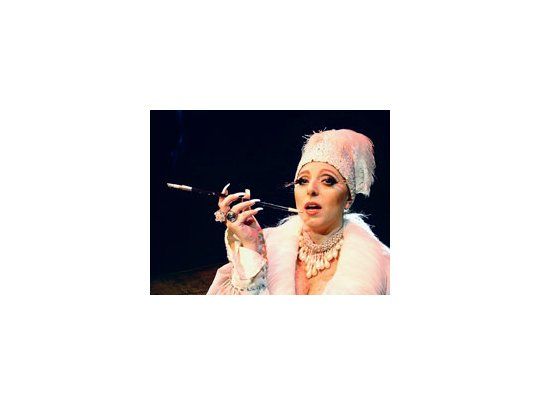 En la cuarta temporada del Anfitrión Cabaret, el desopilante personaje de Noralih Gago (la paródica anfitriona Concha del Río) está tan consolidado que ya pide más desarrollo dramático.
