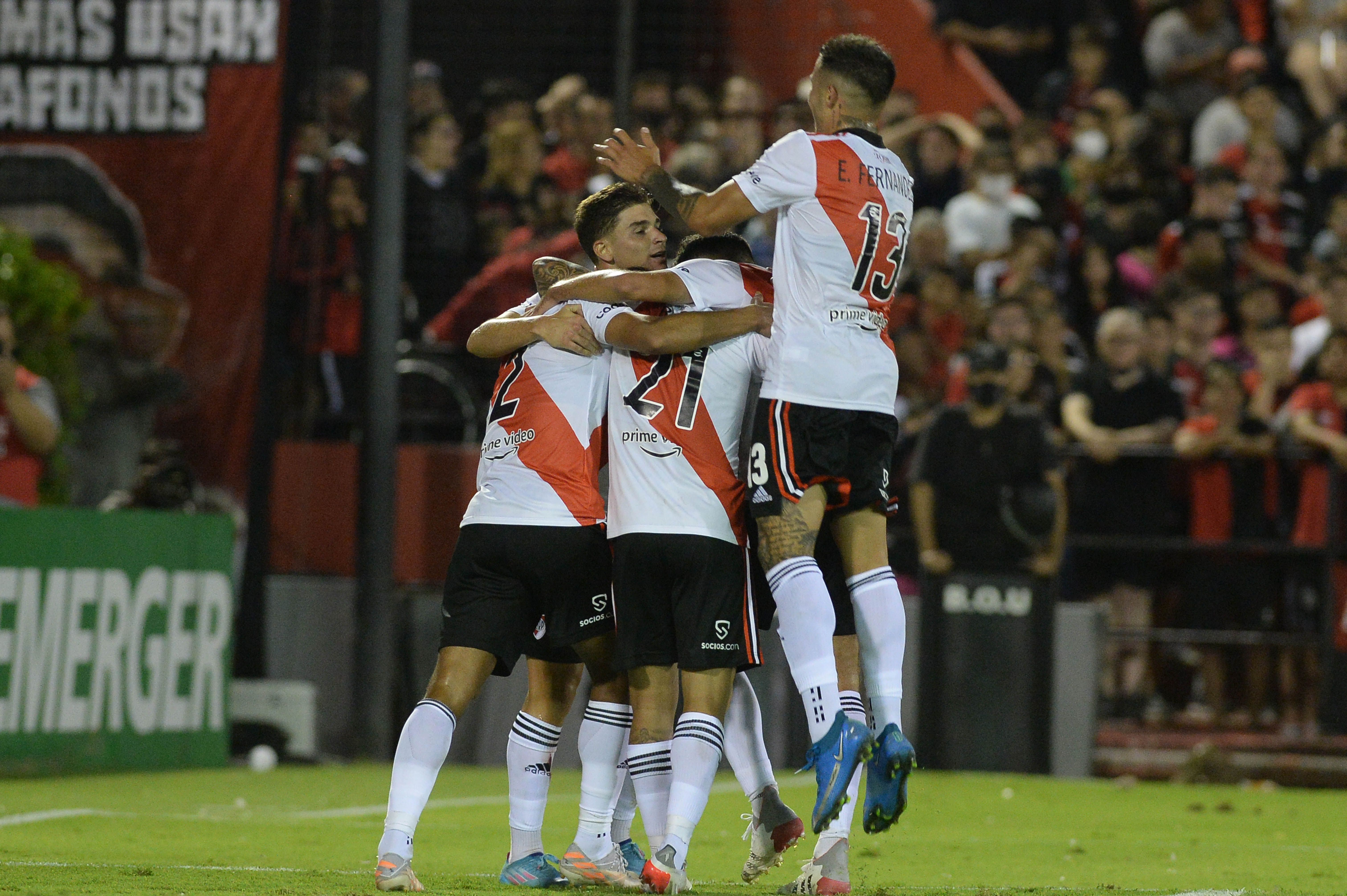 River se hizo fuerte en Rosario, le ganó a Newells y se mete de lleno ...