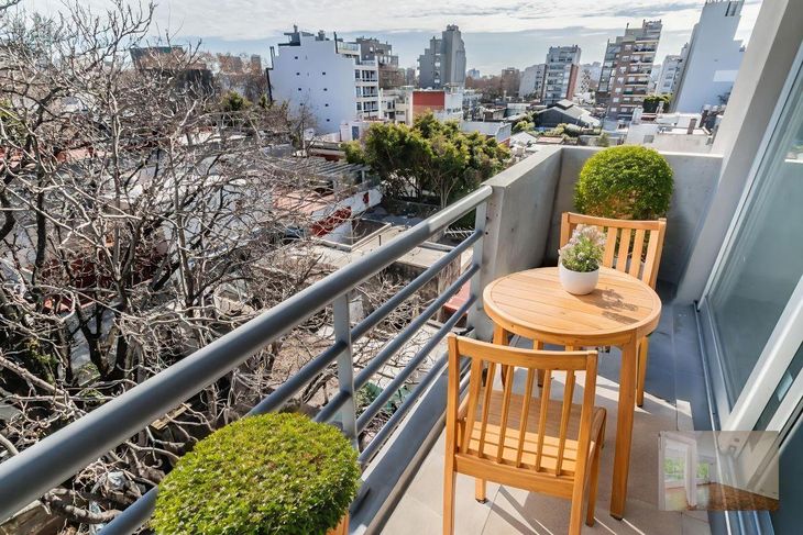 Un balcón chico suma valor funcional en los dos ambientes buscados por estudiantes, aunque no sea determinante frente a la ubicación y el precio Un balcón chico suma valor funcional en los dos ambientes buscados por estudiantes, aunque no sea determinante frente a la ubicación y el precio