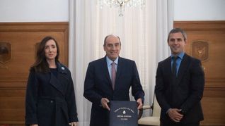 El ministro Guillermo Francos recibió las leyes aprobadas por el Congreso.