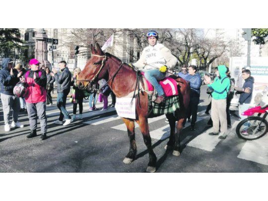 A caballo. Los equinos ganaron ayer las calles mientras sesionaba el Senado para voltear el fondo al turf.