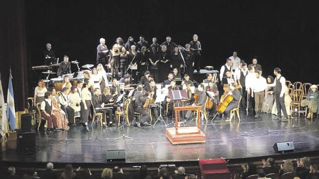 estreno. Vereda colmada en el Teatro Avenida que festejó su reapertura  con la puesta de Los Miserables de Víctor Hugo tras la restauración  casi total de la sala. La realidad del dólar y la crisis quedaron afuera esa noche.