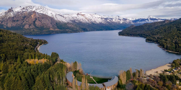 “Terrazas es un proyecto que busca preservar y resaltar la vegetación nativa, vinculando al lago y la montaña a través de los espacios verdes”, asegura el Arquitecto Gerard Remy, a cargo del proyecto.