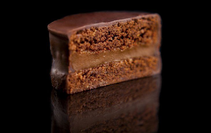 Un sabroso alfajor de dulce de leche y chocolate.&nbsp;