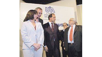 Felisa Miceli y Daniel Scioli conversan con Federico Nicholson (azucareros) y Héctor Méndez (titular de la UIA) en la previa al acto por el Día de la Industria. La ministra prometió de nuevo «dólar flexible y competitivo ».