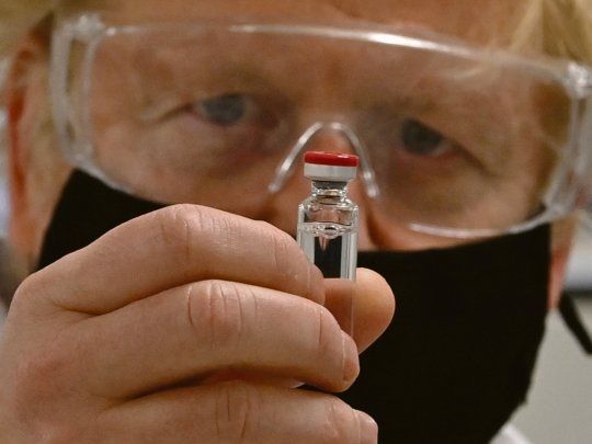 APUESTA. El primer ministro británico, Boris Johnson, considera la vacuna de AstraZeneca y la Universidad de Oxford la principal esperanza para poner bajo control al covid-19.