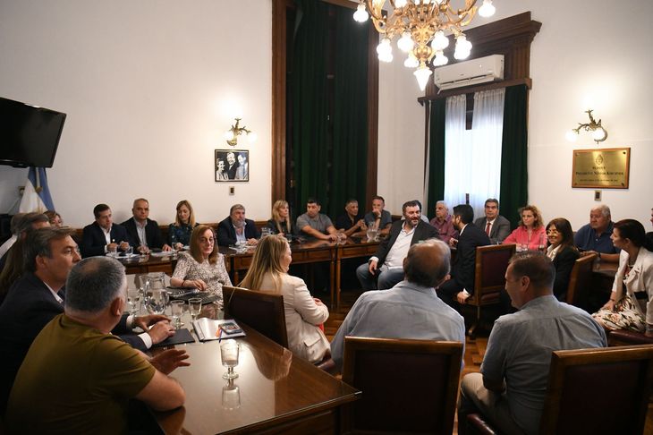 Una vez conocido el proyecto oficialista, la CGT y legisladores peronistas se reunieron para diseñar la estrategia opositora. Una vez conocido el proyecto oficialista, la CGT y legisladores peronistas se reunieron para diseñar la estrategia opositora.