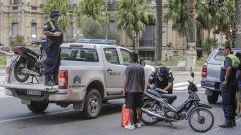La policía de Tucumán controlando el cumplimiento de la cuarentena por el coronavirus.
