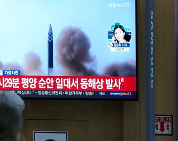 En una estación de tren en Corea del Sur, personas miran la noticia del lanzamiento de tres misiles desde Corea del Norte.