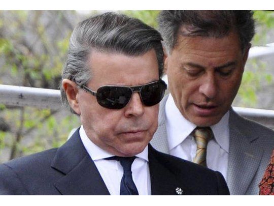 El fiscal federal Jorge Di Lello imputó por presunto enriquecimiento ilícito al exjuez Norberto Oyarbide y a su pareja, Claudio Blanco.