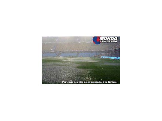 La suspensión por lluvia del sábado pasado motivó al ingenio popular de los hinchas del Ciclón.