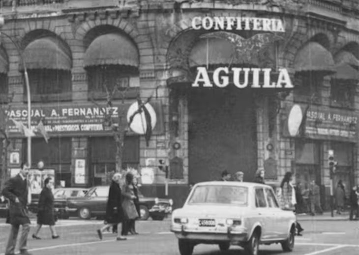 Imagen de cuando en la planta baja de este edificio funcionaba la Confitería del Águila (Foto: Fernando Lorenzi) Imagen de cuando en la planta baja de este edificio funcionaba la Confitería del Águila (Foto: Fernando Lorenzi)
