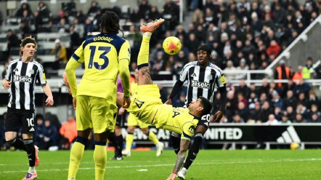 El Cuti Romero metió un golazo de chilena en el último minuto: Aprendo de Messi, tiró