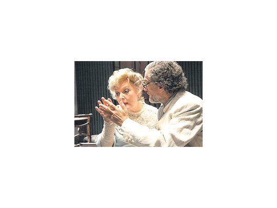 Claudia Lapacó y Daniel Fanego en «Viaje de un largo día hacia la noche», uno de los cinco espectáculos que repone a partir de hoy el Complejo Teatral de Buenos Aires.