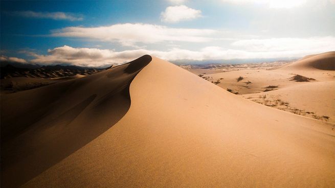 Las Dunas del Tatón no solo son un lugar para disfrutar de su belleza natural, sino también un punto ideal para practicar deportes extremos en un ambiente único.