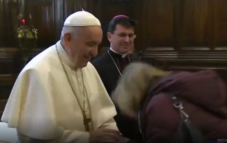 El curioso video del Papa en el que no quiere que le besen el anillo