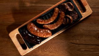 Restaurantes y parrillas de la Ciudad y el conurbano lo homenajean con recetas clásicas, técnicas cuidadas y nuevas interpretaciones.