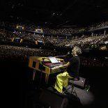 Fito Páez se presentó en el Movistar Arena y hubo controversia por su decisión de tocar su disco Novela de forma integra. Fito Páez se presentó en el Movistar Arena y hubo controversia por su decisión de tocar su disco Novela de forma integra.