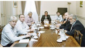 Diálogo. Representantes de tres gremios nacionales se reunieron ayer con el ministro Alejandro Finocchiaro. Hoy, el turno de los ministros de Educación del interior..
