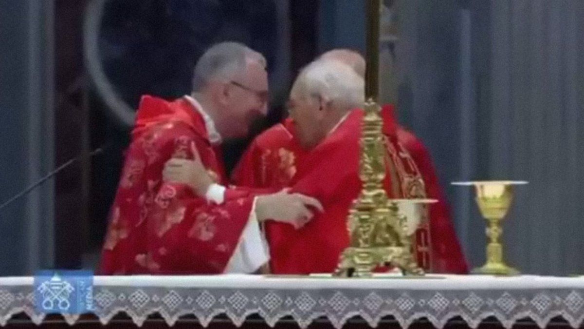 A message between cardinals in the middle of the Mass before the conclave generated suspicion