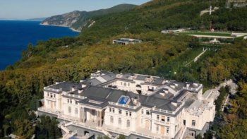 aparecio el supuesto dueno de la mansion que le atribuyen a putin