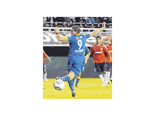 La obra maestra de Martín Palermo. El goleador metió un tacazo pasando una pierna por detrás de la otra y consiguió el gol de Boca, que no alcanzó para ganar.