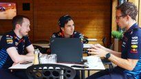 Sergio Checo Pérez intercambia opiniones con Hugh Bird y Richard Wood, sus ingeniero de carrera.