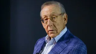 Gracias a su ambición y visión, consiguió empezar desde abajo hasta convertirse en un multimillonario mundialmente conocido. Gracias a su ambición y visión, consiguió empezar desde abajo hasta convertirse en un multimillonario mundialmente conocido.