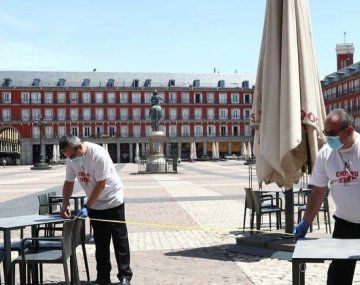 Los bares de Plaza Mayor, en Madrid, se preparan para las nuevas medidas por el rebrote de coronavirus en España.