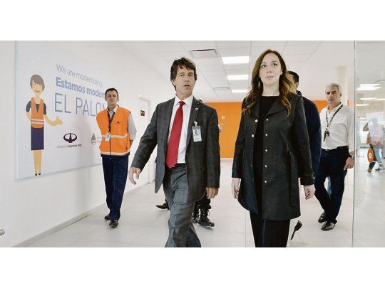 Tensión. María Eugenia Vidal, visitó ayer la nueva terminal internacional del aeropuerto de El Palomar, en el partido bonaerense de Morón, en medio del impulso a las “low cost” y la tensión por las medidas de fuerza gremiales en Aerolíneas y Austral. Los hizo acompañada por el administrador de la empresa Aeropuertos Argentina 2000 en El Palomar, Claudio Balzola, y el jefe de Mantenimiento de la compañía concesionaria, Gustavo Giralda.