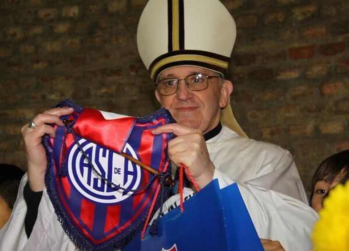 Jorge Bergoglio mostrando un banderín de San Lorenzo, el club de sus amores.