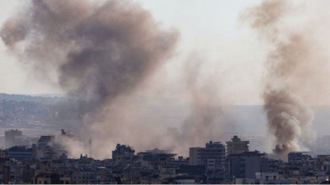 Una columna de humo tras ataque aéreo israelí en el suburbio de Haret Hreik, al sur de Beirut.